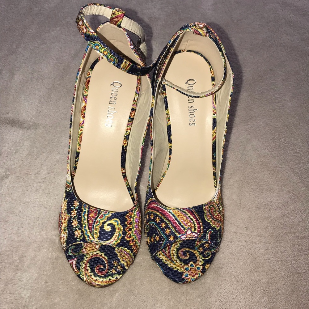 Beautiful Pattern Heels - Picture 1 of 6